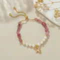 Elegantes Süsswasserperlen und Erdbeerquarz Armband mit feinem goldenen Blatt Anhänger. - Natürliche Perle Erdbeerquarz Blatt Armband