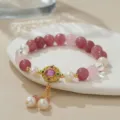 Nahaufnahme im Detail des Armbands mit Perlen und Erdbeerquarz im chinesischen Stil. - Süßwasserperle Quaste Erdbeerquarz (B4197)
