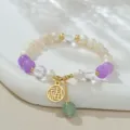 Gros plan détaillé du bracelet en perles naturelles et cristal avec charm Fu chinois. - Perle Naturelle Calcédoine Violette (B4180) / Diamètre de la perle environ 8 mm
