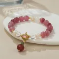 Detailansicht des chinesischen Perlenarmbands mit Erdbeerquarz und edlen Perlenstuecken. - Süßwasserperle Erdbeerquarz (B4194)