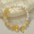 Natürliche Süßwasserperlen und gelbe Kristall Armbänder mit goldenen Metallanhängern, elegant. - Gelber Achat Frieden Viel Glück Stil (B4227) / Weiß