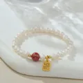 Bracelet en perles d'eau douce naturelles avec perle rouge et charm porte-bonheur pour femmes. - Perle Naturelle Cinabre (B4160) / Diamètre de la perle environ 8 mm