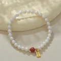 Elegantes Süßwasserperlenarmband mit rotem Zinnoberperlen- und goldenem Glücksanhänger. - Zinnober Frieden Und Freude Stil (B4157) / Weiß