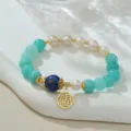 Bracelet de perles naturelles et pierres précieuses avec pendentif Fu, détail bijou. - Perle Naturelle Agate Bleu Lac (B4252) / Diamètre de la perle environ 8 mm