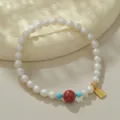 Wunderschönes Armband aus Süßwasserperlen mit roter Cinnabar-Perle und goldenem Anhänger. - Zinnober Frieden Und Freude Stil (B4169) / Weiß