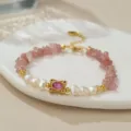 Nahaufnahme des Süßwasserperlen und Erdbeerquarz Perlenarmbands mit goldenen Akzenten. - Süßwasserperle Rosenquarz Kies (B4109)
