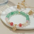 Nahaufnahme Detail Edelstein Perlenarmband mit Süßwasserperle und goldenem Schmetterling - Naturperle Rosa Grüner Jade Armband (B4271) / Rosa und Grün