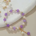 Detailansicht eines schicken Perlenarmbands im neuen chinesischen Stil mit lila Perlen. - Naturperle Quaste Amethyst (B4183)