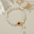 Detailansicht des chinesischen Naturperlen Kristall Achat Armbands mit goldenem Anhänger - Weißer Jade Stil / Weiß