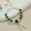 Detailaufnahme des chinesischen Süßwasserperlen-Armbands mit grünen Steinen und Anhänger. - Naturperle Lapis Grüner Achat (B4202)