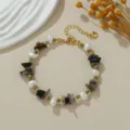 Gedetailleerd overzicht van gekleurde zoetwaterparel en kristallen armband met goud. - Natuurlijke Parel Gekleurde Stenen / Meerkleurig