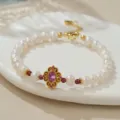 Elegantes Süßwasserperlen Armband mit goldenem Vintage rosa Edelstein Anhänger für Damen. - Verstellbare Süßwasserperle (B4158)