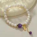 Wunderschönes Süßwasserperlen Armband mit Amethyst Perlen und feinem goldenem Glücksanhänger. - Frieden Viel Glück Stil (B4179) / Weiß