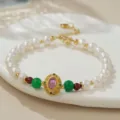 Nahaufnahme eines neuchinesischen Süßwasserperlen-Armbands mit rosa Stein und grüner Jade. - Verstellbare Süßwasserperle (B4165)