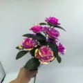 Detailansicht des irisierenden künstlichen Rosenstrauchs mit holografischen rosa Blüten und Blättern. - Exquisite Laternen-Sets / Fuchsia