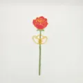 Primo piano dettagliato di un magnete da frigo rosa di simulazione fai-da-te con lingotto d'or. - Lingotto sycee e prosperità / Rosso