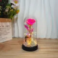 Nahaufnahme der leuchtenden Ewige Rose Glaskuppel Nachtlicht mit süßer Mädchenfigur. - Acrylkuppel / Mädchen-Geburtstagsedition - Rosenrote Rose