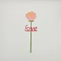 Dettaglio di magnete frigo rosa artificiale con testo love rosso, stelo decorativo creativo. - Amore / Rosa