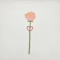 Dettaglio del magnete da frigo decorativo a forma di rosa con stelo verde e cuore rosso. - Cuore / Rosa