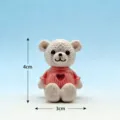 Miniature figurine d'ours en plastique avec pull cœur rose, jolie décoration de bureau. - Ours en peluche / Blanc Rose