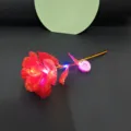 LED oplichtende folie roos bloem met rode glinsterende bloemblaadjes en gouden stengel. - Flits Goud Rood (Met Licht)