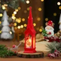 Vue détaillée de la veilleuse de Noël église rouge avec scène de neige hivernale et décoration. - Rouge Père Noël Renne