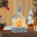 Detailansicht der weihnachtlichen Kirchen-Schneekugel Laterne mit warmem Licht. - Neujahrsstil