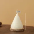 Weihnachtsbaum förmige Duftkerze Detailansicht aus Sojawachs mit Holzbasis und Maßen. - Kleiner Origami-Weihnachtsbaum Weiß