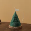 Vue détaillée de la bougie parfumée en cire de soja origami sapin de noël de 10cm. - Sapin de Noël en éventail