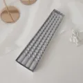 Primo piano di candele a spirale argentate in scatola, decoro elegante per matrimoni. - Candela Lunga Filettata / 20cm / Argento