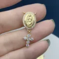 Nahaufnahme des vergoldeten Zirkon Kreuz Madonna Anhängers Detail Accessoire Mode. - Nur Anhänger (Keine Kette) / Gold