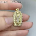Vista dettagliata del ciondolo con rilievo della Madonna dorata e zirconi, misura 16x32mm. - Stile Vergine Maria Rettangolo (XL2571) / 16*32mm