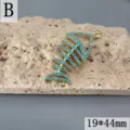 Detailaufnahme eines blauen Türkis Zirkon Fischgräten Anhängers mit einzigartigem Design. - Anhänger Ohne Kette (Stil B) / 19*44mm
