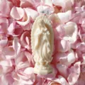 Vela aromática esculpida virgen maría decoración hogar estética pétalos de rosa fondo - 4cm x 9,5cm / Beige
