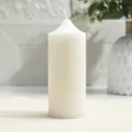 Nahaufnahme einer weißen kegelförmigen Stumpen-Duftkerze für Inneneinrichtung, minimalistisch. - Glatte Stumpenkerze mit spitzer Spitze, 5 x 12,5 / Creme