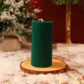 Vue détaillée d'une bougie parfumée pilier rayée vert foncé pour la décoration. - Cylindre cannelé 5*10