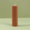Primer plano detallado de la vela de pilar acanalada marrón con una textura vertical única. - 5 cm * 17,5 cm / Café