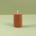 Primer plano detallado de vela aromática de pilar acanalado marrón, decoración vintage. - 5cm*7.5cm / Marrón