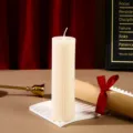 Gros plan d'une bougie parfumée cylindrique à rayures blanches, idéale pour votre déco. - 5*17.5cm / Blanc