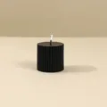 Schwarze Stumpenkerze mit minimalistischem geripptem Römischen Säulendesign für Dekoration - 5cm*7.5cm / Schwarz