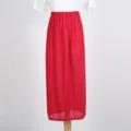 Detailansicht des eleganten roten langenrocks mit elastischem hoher taille und leichtem stoff. - Rot