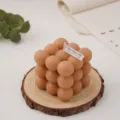 Bruine geurkaars met bubbelkubus esthetische decoratie variant voor gezellige sfeer in huis. - Lichtbruin