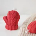 Rote gestrickte Handschuh Duftkerze, kreative Weihnachtsdekoration und Fotografie Requisite. - Roter Handschuh