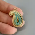 Detailansicht des goldenen Tropfen Anhängers mit blauem Emaille für DIY Schmuck Zubehör. - S / Hellblau