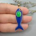 Detailansicht des Goldfisch-Anhaengers mit blauer Emaillierung, gruenem Stein und rotem Auge. - Blau