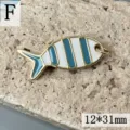 Emaille gestreifter Fisch Anhänger Detail, vergoldetes Metall für DIY Schmuck Basteln. - Blau Gestreift