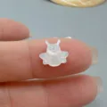 Nahaufnahme einer naturweißen Perlmutt-Biene Perle, ideal für DIY-Schmuckherstellung. - Biene