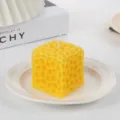 Candela profumata a nido d'ape gialla, design a cubo unico per decorazioni domestiche. - Giallo