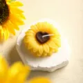 Vista di dettaglio della candela profumata girasole in cera di soia con cuore, regalo. - Girasole con cuore giallo
