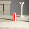 Vela aromatica cilindrica de rayas rojas y blancas para decoracion del hogar y fiestas. - Cilindro con pegatina 5 * 10